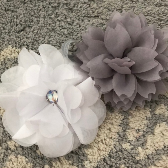 Laura Ashley Soft large white and gray flower headbands - Picture 1 of 3